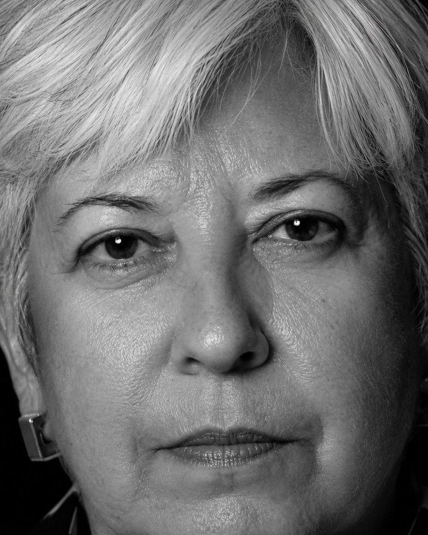 Retrato en blanco y negro de María del Mar, mirando de frente