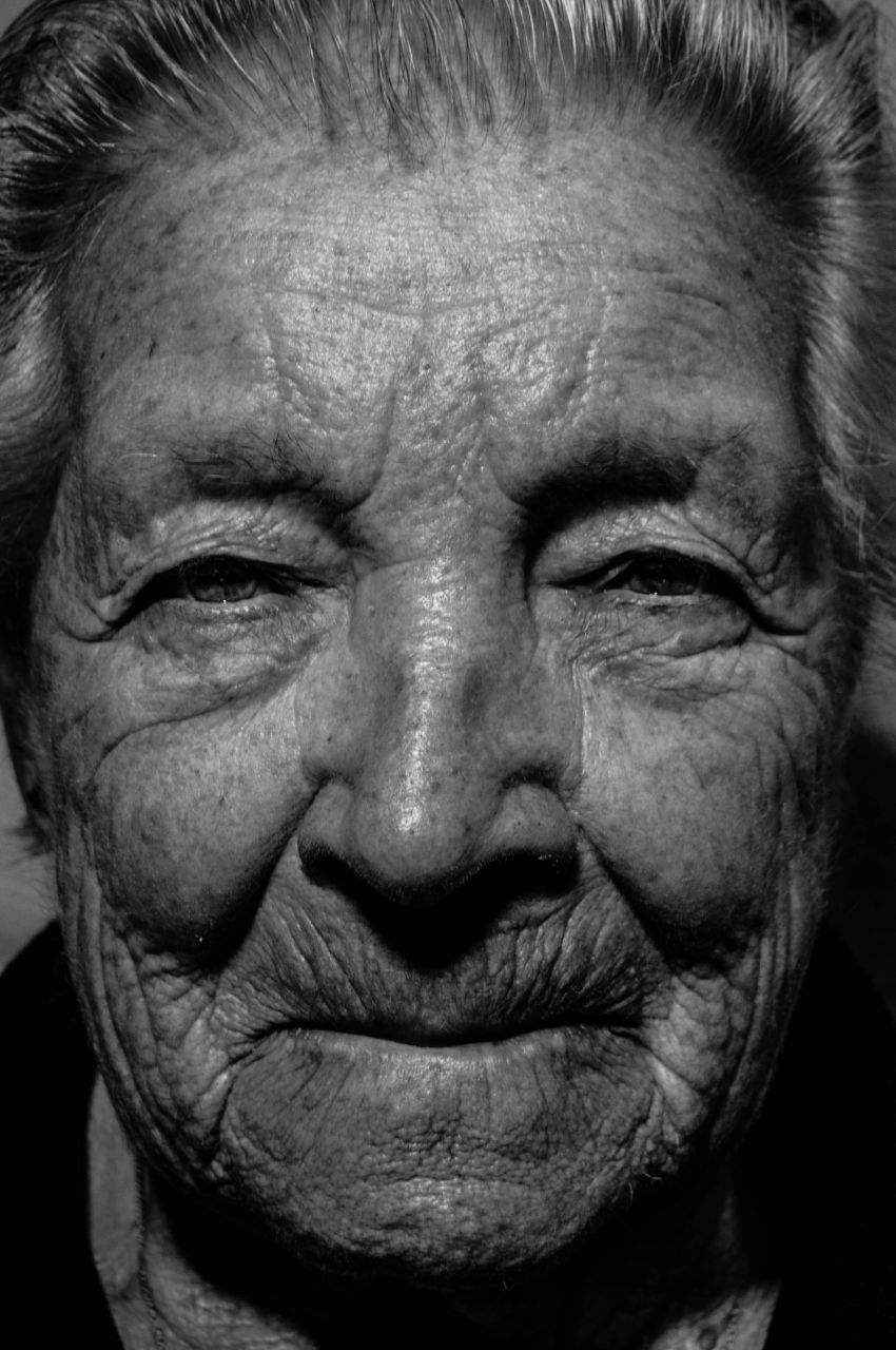 Retrato en blanco y negro de Edelmira, mirando directamente a cámara