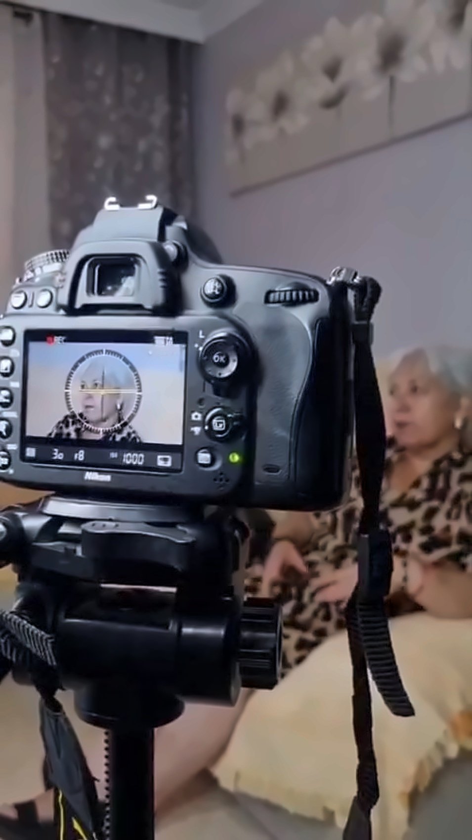La cámara grabando a María del Mar durante la entrevista